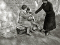 REPARTO DE COMIDA POR MUJERES DE LA SECCION FEMENINA. (Foto 6/14)