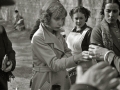 REPARTO DE COMIDA POR MUJERES DE LA SECCION FEMENINA. (Foto 8/14)