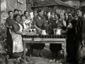 REPARTO DE COMIDA POR MUJERES DE LA SECCION FEMENINA. (Foto 9/14)