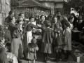 REPARTO DE COMIDA POR MUJERES DE LA SECCION FEMENINA. (Foto 11/14)