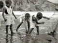 GRUPO DE NIÑOS Y VOLUNTARIAS DE LA SECCION FEMENINA EN LA LOCALIDAD DE ZUMAIA. (Foto 2/11)