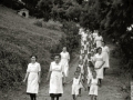 GRUPO DE NIÑOS Y VOLUNTARIAS DE LA SECCION FEMENINA EN LA LOCALIDAD DE ZUMAIA. (Foto 5/11)