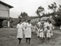 GRUPO DE NIÑOS Y VOLUNTARIAS DE LA SECCION FEMENINA EN LA LOCALIDAD DE ZUMAIA. (Foto 6/11)