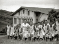 GRUPO DE NIÑOS Y VOLUNTARIAS DE LA SECCION FEMENINA EN LA LOCALIDAD DE ZUMAIA. (Foto 9/11)