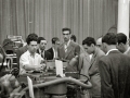 GRUPO DE OBREROS ANTE EL STAND DE "ESTARTA Y ECENARRO". (Foto 2/3)