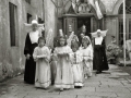 NIÑAS VESTIDAS DE ANGELITOS EN EL PATIO DEL HOSPITAL CIVIL SAN ANTONIO ABAD. (Foto 1/1)