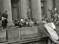 TRIPULACION DE LA TRAINERA DE ORIO, GANADOA DE LA BANDERA DE LA CONCHA, ONDEANDO LA BANDERA EN EL BALCON DEL AYUNTAMIENTO. (Foto 1/2)