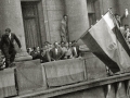 TRIPULACION DE LA TRAINERA DE ORIO, GANADOA DE LA BANDERA DE LA CONCHA, ONDEANDO LA BANDERA EN EL BALCON DEL AYUNTAMIENTO. (Foto 2/2)