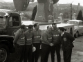 GRUPO DE CORREDORES DEL EQUIPO SIGMA JUNTO A UN CAMION PUBLICITARIO DE DICHA FIRMA. (Foto 1/2)