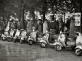 COMPETICION DE MOTOS VESPA POR EL PASEO ARBOL DE GERNIKA. (Foto 1/5)