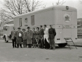 AUTORIDADES SANITARIAS JUNTO A UN AUTOBUS DISPENSARIO DE LA CAMPAÑA CONTRA LA TUBERCULOSIS. (Foto 1/2)