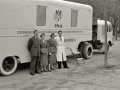 AUTORIDADES SANITARIAS JUNTO A UN AUTOBUS DISPENSARIO DE LA CAMPAÑA CONTRA LA TUBERCULOSIS. (Foto 2/2)