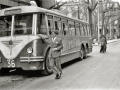 UN CHOFER JUNTO A UN AUTOBUS DE LA LINEA DE ATEGORRIETA APARCADO EN LA PLAZA DE GIPUZKOA. (Foto 1/1)