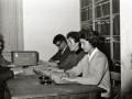 GRUPO DE INVIDENTES LEYENDO BRAILLE. (Foto 1/3)