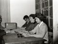 GRUPO DE INVIDENTES LEYENDO BRAILLE. (Foto 1/3)