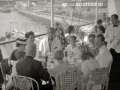 MIEMBROS DE LA FAMILIA REAL BELGA ENTRE LOS QUE SE ENCUENTRAN LOS HIJOS DEL REY LEOPOLDO III, BALDUINO Y ALBERTO, DURANTE UNA COMIDA EN EL CLUB NAUTICO. (Foto 1/4)