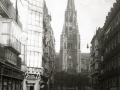 MIGUEL PUERTOLLANO ESCALANDO LA FACHADA DE LA CATEDRAL DE EL BUEN PASTOR. (Foto 1/3)