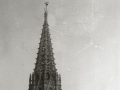 MIGUEL PUERTOLLANO ESCALANDO LA FACHADA DE LA CATEDRAL DE EL BUEN PASTOR. (Foto 2/3)