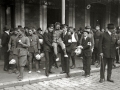 MILITARES HERIDOS EN LA GUERRA DE AFRICA QUE FUERON TRASLADADOS DE LA ESTACION DE NORTE AL GRAN CASINO DE SAN SEBASTIAN HABILITADO COMO HOSPITAL DE LA CRUZ ROJA. (Foto 1/5)