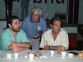Carlos Garaikoetxea junto con otros dos hombres durante una reunión de Eusko Alkartasuna