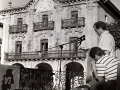 Mitin de Carlos Garaikoetxea en la plaza de los Fueros. Sentado a su izquierda, Inaxio Oliveri