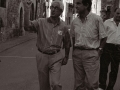 Carlos Garaikoetxea paseando por las calles de la localidad junto a otros miembros del partido Eusko Alkartasuna