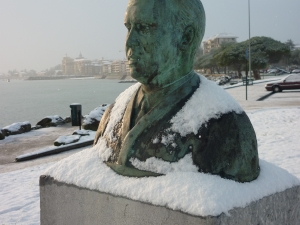 Estatua dedicada a  Ramon Iribarren nevada