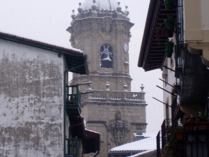 Calle Tiendas y parroquia nevada