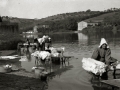 MUJERES LAVANDO ROPA EN EL RIO URUMEA (Foto 1/1)