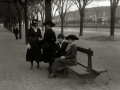 MUJERES PASEANDO POR EL PASEO DE LOS FUEROS. (Foto 1/1)