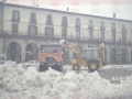Excavadoras retirando la nieve acumulada de la plaza de los Fueros