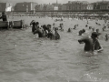NIÑOS CON FLOTADORES EN LA PLAYA DE LA CONCHA. (Foto 5/6)