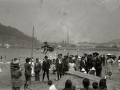 NIÑOS JUGANDO AL SALTO DE ALTURA EN LA PLAYA DE LA CONCHA, SIENDO OBSERVADOS POR MAYORES. (Foto 1/1)