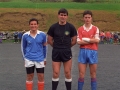 Capitanes de equipos de fútbol (con camiseta roja del equipo Aloña Mendi) junto al árbitro