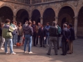 Grupo de personas en el claustro de la Universidad de Oñati, entre ellas, Anton Arbulu