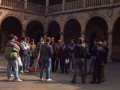 Grupo de personas en el claustro de la Universidad de Oñati, entre ellas, Anton Arbulu