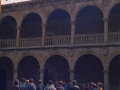 Grupo de personas en el claustro de la Universidad de Oñati