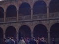 Grupo de personas en el claustro de la Universidad de Oñati