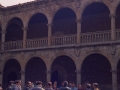 Grupo de personas en el claustro de la Universidad de Oñati, entre ellas, Anton Arbulu y Angel Iturbe