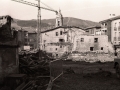 Obras en la calle Portu Kale. Sobre los edificios sobresale el campanario de la iglesia parroquial de San Miguel