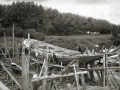 OBREROS EN LA CONSTRUCCION DE UNA EMBARCACION EN UN ASTILLERO DE PASAI DONIBANE. (Foto 1/2)