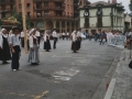 Oinarin taldekoak San Juan bezperako arbolaren inguruan dantzan