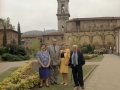 Châteaubernard eta Oñati arteko senidetze ekitaldira gerturatutako lagunak atzean San Migel Parrokia ageri dela