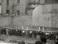 PARTIDO DE PELOTA EN EL FRONTON DE LA PLAZA DE LA TRINIDAD. PUBLICO PRESENCIANDO EL PARTIDO. (Foto 1/4)