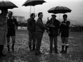 Entrega de un obsequio a Juan Baños Arriaran, homenajeado en el partido