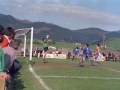 El portero atrapa el balón con sus manos en un partido de fútbol jugado entre los equipos Aloña Mendi y Mutriku, con resultado de 6-1