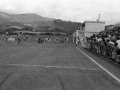 Instante del partido de fútbol entre los equipos Aloña Mendi y Touring, en Azkoagain