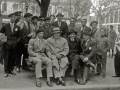 PAULINO UZCUDUN JUNTO A UN GRUPO DE PERSONAS EN EL BOULEVARD. (Foto 1/2)