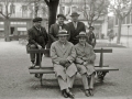 PAULINO UZCUDUN JUNTO A UN GRUPO DE PERSONAS EN EL BOULEVARD. (Foto 2/2)
