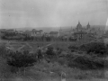 Periko Elosegi Irazusta eta, atzean, San Lorenzo de El Escorial herria eta monasterioa